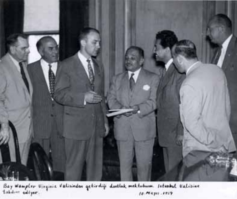 Türkiye’de Tavukçuluk ve Beyaz Et Üretiminin Tarihi: Bay Wampler Virginia Valisinden getirdiği mektubunu İstanbul Valisine takdim ediyor. 10.Mayıs.1954